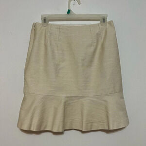 Ann Taylor skirt with slight bottom ruffle. Size 2 Like New C1
